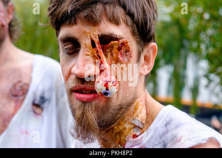 Bristol, Royaume-Uni. 28 Oct, 2017. Un homme habillé en zombie sont représentés comme il prend part à un zombie à pied à travers le centre ville. Banque D'Images