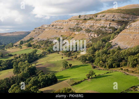 Les falaises de calcaire de l'Escarpement du Eglwyseg au-dessus de la vallée de Llangollen, Wales, UK Banque D'Images