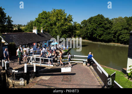 La foule à Foxton Locks dans le Leicestershire Banque D'Images