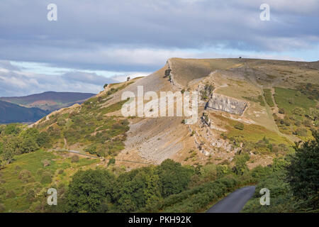 Les falaises de calcaire de l'Escarpement du Eglwyseg au-dessus de la vallée de Llangollen, Wales, UK Banque D'Images