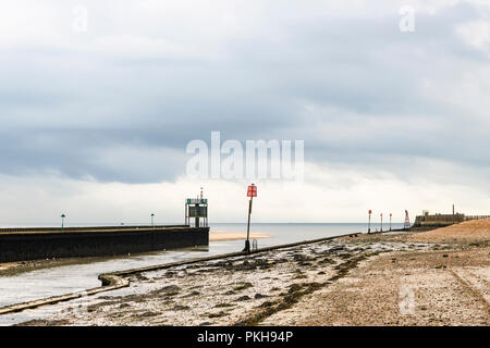 L'entrée de Rye Harbour à marée basse le long de la rivière Rother, East Sussex, Angleterre. 30 août 2018 Banque D'Images
