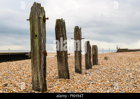 Certaines des anciennes défenses de la mer dans le bardeau à l'entrée de Rye, East Sussex, Angleterre. 30 août 2018 Banque D'Images