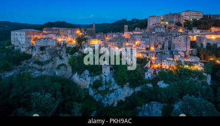 Vue panoramique de Sorano dans la soirée, dans la province de Grosseto, Toscane (Toscane), Italie. Banque D'Images