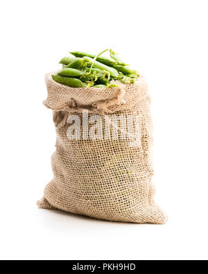 Les gousses de pois verts frais en sac bag isolated on white Banque D'Images