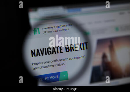 Naviguer Brexit vu sur le site web de Lansdown Hargreaves vu à travers une loupe Banque D'Images