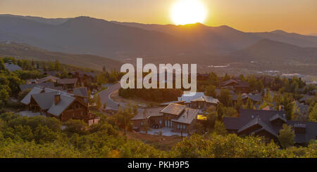 La vallée de maisons en flanc de montagne pano Banque D'Images