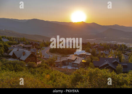 La vallée de maisons en flanc de montagne Banque D'Images