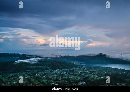 Belle vue depuis le haut de Batur volcano au lever du soleil, Bali, Indonésie Banque D'Images