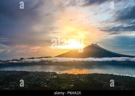 Belle vue sur le volcan Agung du peack de Batur volcano au lever du soleil, Bali, Indonésie Banque D'Images