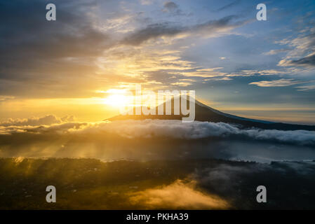 Belle vue sur le volcan Agung du peack de Batur volcano au lever du soleil, Bali, Indonésie Banque D'Images