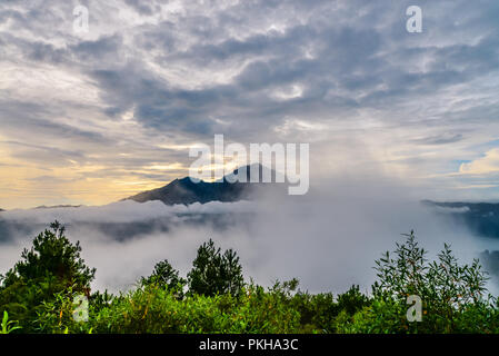 Belle vue sur le volcan Agung du peack de Batur volcano au lever du soleil, Bali, Indonésie Banque D'Images