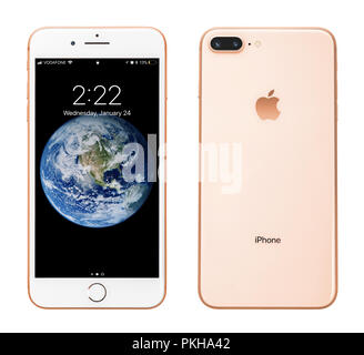 Kiev, Ukraine - le 24 janvier 2018 : vues avant et arrière de l'iPhone 8 Apple Plus Gold isolé sur fond blanc avec clipping path Banque D'Images