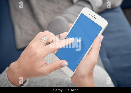 Kiev, Ukraine - le 24 janvier 2018 : Femme Holding Apple Iphone 8 plus en main et commencer à utiliser Twitter Application. Banque D'Images