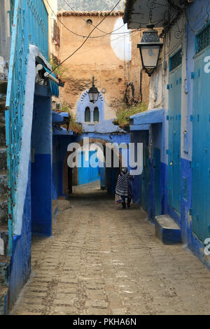 Alley à arcades dans la médina de Chefchaouen, Maroc Banque D'Images