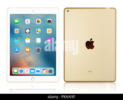 Kiev, Ukraine - Février 6, 2018 : Tout nouveau Apple iPad blanc isolé sur l'or blanc avec chemin de détourage, 7e génération de l'iPad, développé par Apple Banque D'Images