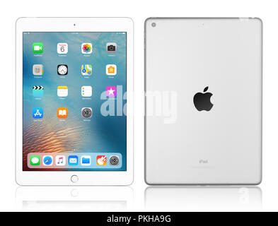 Kiev, Ukraine - Février 6, 2018 : Tout nouveau Apple iPad blanc argent isolé sur blanc avec chemin de détourage, 7e génération de l'iPad, mis au point par l'App Banque D'Images