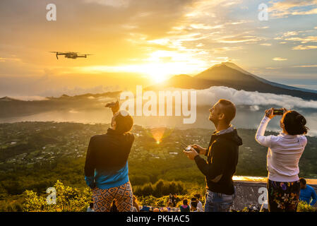 BALI, INDONÉSIE - 7 janvier 2018 : Groupe de jeunes regarder l'aube sur le dessus de l'Batur volcano à Bali, Indonésie. Et l'un de ces pilotes co d'UAV Banque D'Images