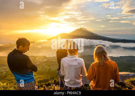 BALI, INDONÉSIE - 7 janvier 2018 : Groupe de jeunes regarder l'aube sur le dessus de l'Batur volcano à Bali, Indonésie. Banque D'Images