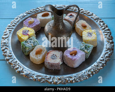 Argenterie argent plateau avec beaucoup de couleurs vives et loukoum oriental petit pichet vintage jar pour cérémonie du thé Banque D'Images