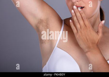 Close-up of a young woman with aisselles poilues Banque D'Images