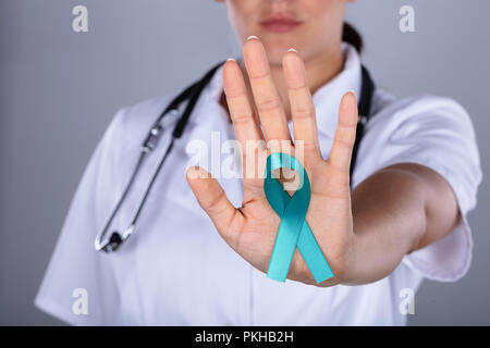 Close-up of a female Doctor's part la sensibilisation sur le cancer de l'ovaire Banque D'Images