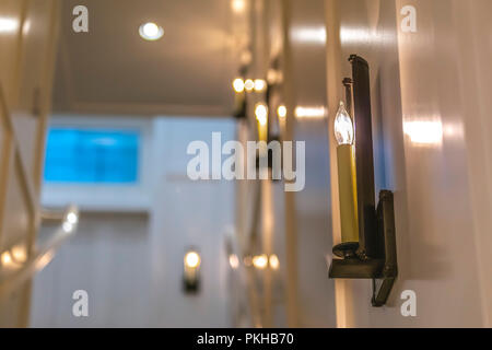 Lumières blanches éclairant l'escalier couloir Banque D'Images