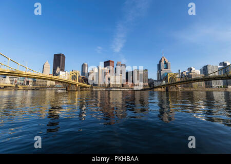 Centre-ville au bord de l'eau urbaine et ponts traversant la rivière Allegheny de Pittsburgh en Pennsylvanie. Banque D'Images