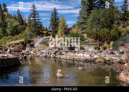 Les baigneurs faire tremper dans l'eau chaude, Strawberry Park Hot Springs, Steamboat Springs, Colorado. Banque D'Images