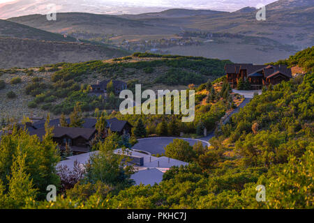 Superbe maison dans les collines avec vue sur le coucher du soleil Banque D'Images