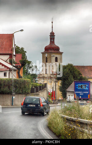 La conduite dans une petite ville en Allemagne sur un jour de tempête en direction de l'autoroute pour Berlin Banque D'Images