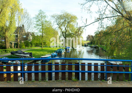 Pays-bas,Zones Humides, Maarken,Europe, un banc en bois, assis à côté d'une clôture Banque D'Images