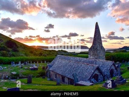 L'église St Enodoc au coucher du soleil Banque D'Images