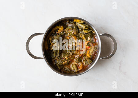 En bonne santé maison Chard avec du riz, des oignons et de la pâte de tomate en pot métal / Nourriture turque Pazi. Aliments biologiques traditionnelles. Banque D'Images