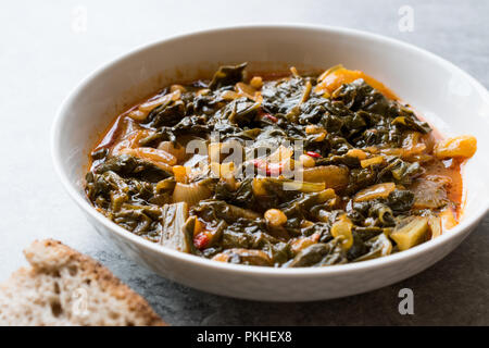 En bonne santé maison Chard avec du riz, des oignons et la pâte de tomate / Nourriture turque Pazi. Aliments biologiques traditionnelles. Banque D'Images