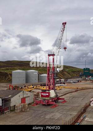 Une grue mobile Reggiane Fantuzzi est ralenti à Peterson Quay près de Lerwick dans les îles Shetland, Écosse, Royaume-Uni. Banque D'Images