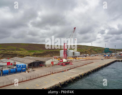 Le groupe de Peterson Quay dans la ville de Lerwick, avec un enclos d'un espace de travail avec une grue mobile.Îles Shetland, Écosse, Royaume-Uni Banque D'Images