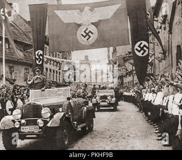 Adolf Hitler, sur une victoire de route, passage de la frontière de l'Allemagne nazie dans les districts des Sudètes de la Tchécoslovaquie, le 3 octobre 1938. Adolf Hitler, 1889 - 1945. Homme politique allemand, démagogue, Pan-German révolutionnaire, leader du parti nazi, chancelier de l'Allemagne, et Führer de l'Allemagne nazie de 1934 à 1945. À partir de ces années, publié en 1938. Banque D'Images