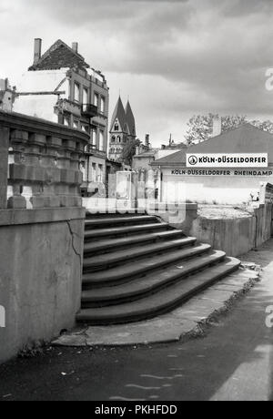 Années 1950, historiques, ont bombardé des bâtiments WW2 à côté du Rhin à Cologne, où l'on voit au bord de l'immeuble de bureaux de l'Koln-Dusseldorfer river boat, Cologne, Allemagne. Banque D'Images