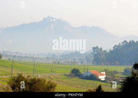 Parque Natural da Arrábida, dans un matin brumeux. Palmela, Portugal Banque D'Images