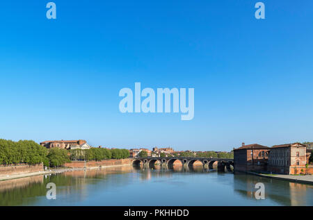 Vue depuis le Pont Saint-Pierre (Saint-Pierre) Pont sur la Garonne à la recherche vers le Pont Neuf,Toulouse, Languedoc, France Banque D'Images