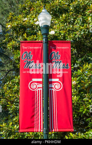 OXFORD, COMME/USA - 7 juin 2018 : Bannières et Logo pour le campus de l'Université du Mississippi. Banque D'Images