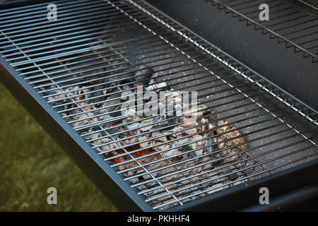 Grand noir baril grill dans le jardin. Banque D'Images