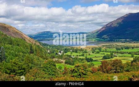 Vue de Whinlatter Pass sur le lac Bassenthwaite, Thornthwaie et terres agricoles de la vallée village, sur la gauche de plantation forestière, Skiddaw invoque le droit, UK Banque D'Images