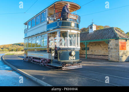 Ancien Tramway en face d'un abri à Beamish Open Air Museum, County Durham, Angleterre du Nord-Est, Royaume-Uni. Banque D'Images