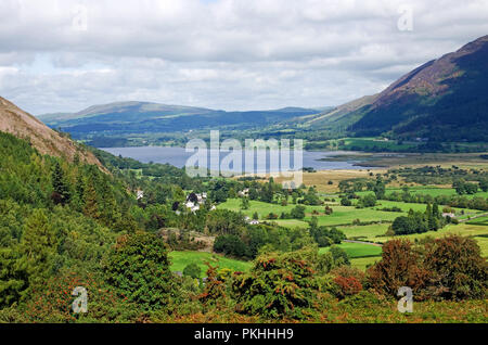 Vue de Whinlatter Pass sur le lac Bassenthwaite, Thornthwaie et terres agricoles de la vallée village, sur la gauche de plantation forestière, Skiddaw invoque le droit, UK Banque D'Images