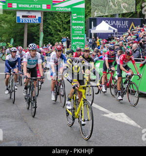 Tour de Bretagne 2018. Vainqueur du Tour de France Geraint Thomas (à gauche), école de l'équipe franchit la ligne d'arrivée de l'étape 6 à Whinlatter Centre d'accueil. Banque D'Images