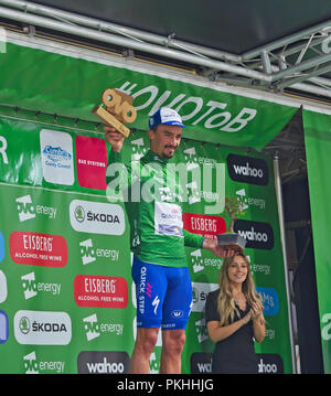 Tour de Bretagne Stage 6. Julian Alaphilippe (Quick Step Parquet) devient leader de la course et porte le maillot vert sur le podium à Whinlatter 7-9-18. Banque D'Images