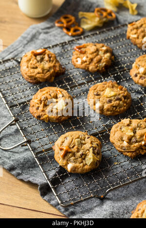 Maison malsaine des cookies avec des bretzels de chocolat avoine Banque D'Images