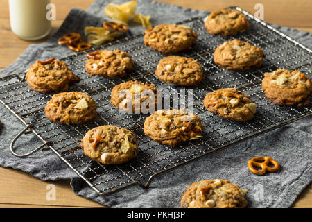 Maison malsaine des cookies avec des bretzels de chocolat avoine Banque D'Images