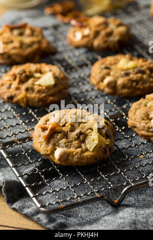 Maison malsaine des cookies avec des bretzels de chocolat avoine Banque D'Images